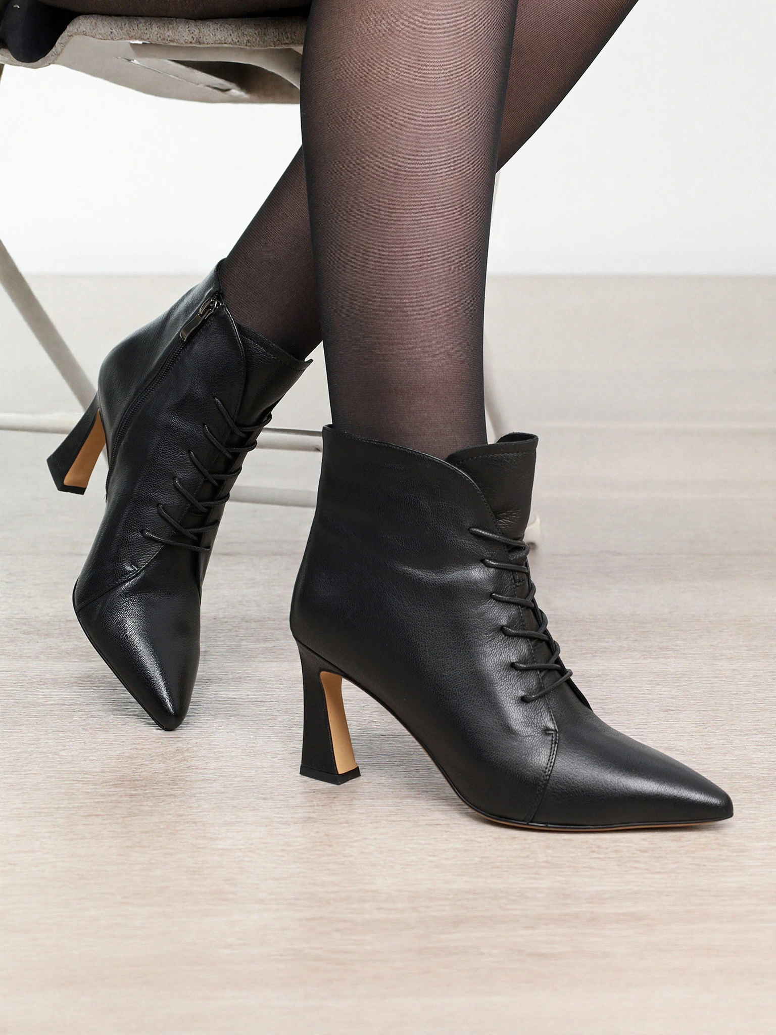 Ботильоны черного цвета со шнуровкой на высоком каблуке